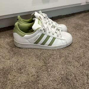 Great condition Adidas Originals Women's Superstars
Shoe Size: womens 7.0